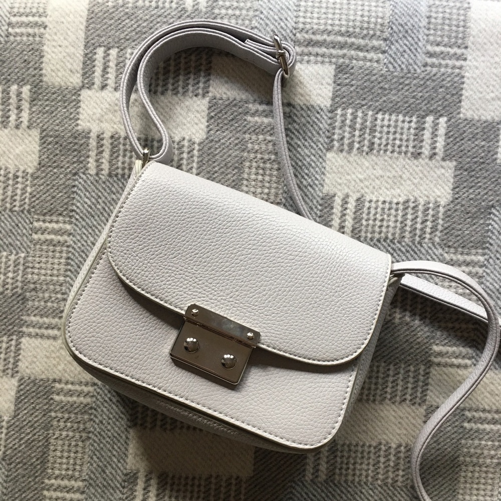 ๐ฉถ Lovely gently used grey & silver pebbled leather adjustable crossbody purse - Picture 3 of 16